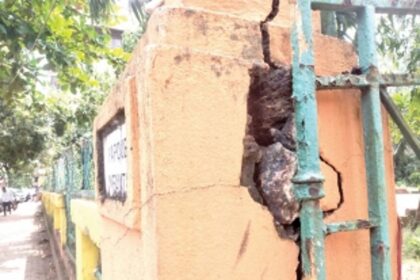 Crack on gate pillar of Vasco  municipal garden poses danger
