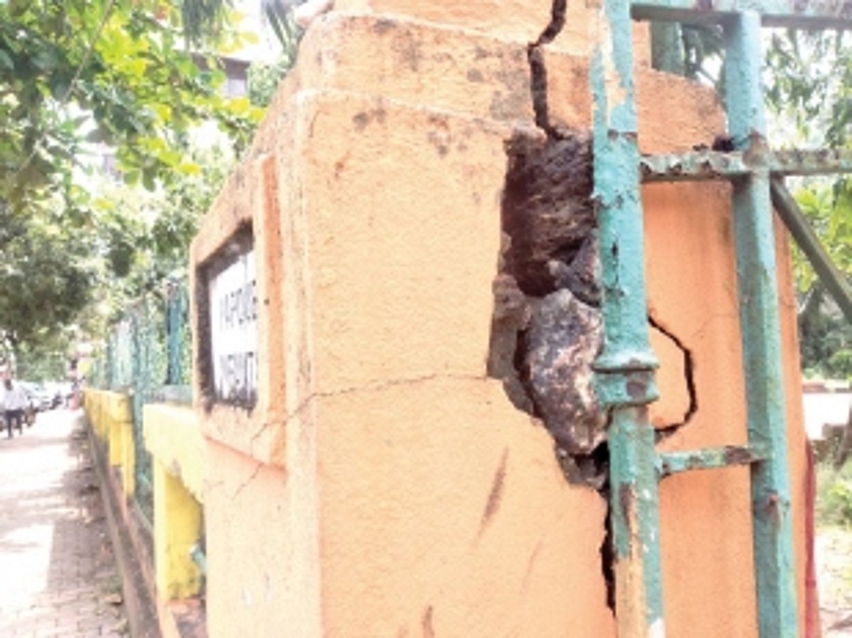 Crack on gate pillar of Vasco  municipal garden poses danger