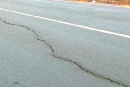 Cracks on Ribandar   causeway:  cause for concern