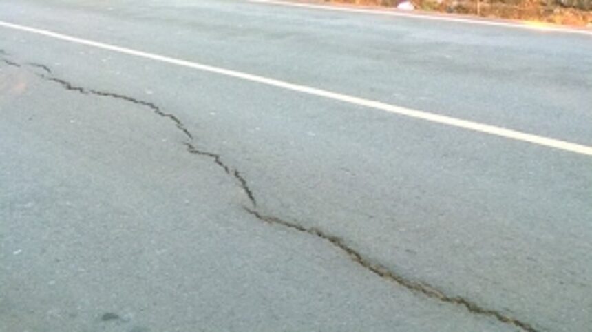 Cracks on Ribandar   causeway:  cause for concern