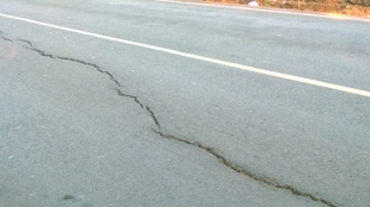 Cracks on Ribandar   causeway:  cause for concern