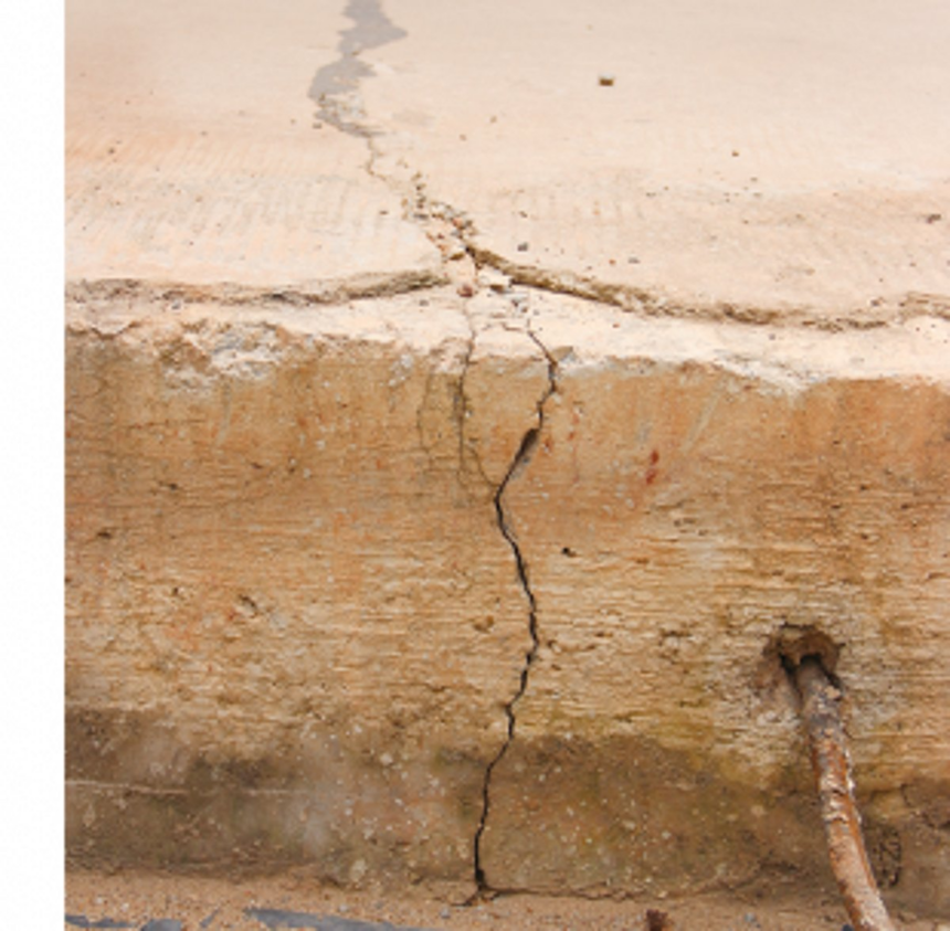 Cracks surface on Miramar-Dona Paula concrete road 1 Cracks surface on Miramar-Dona Paula concrete road
