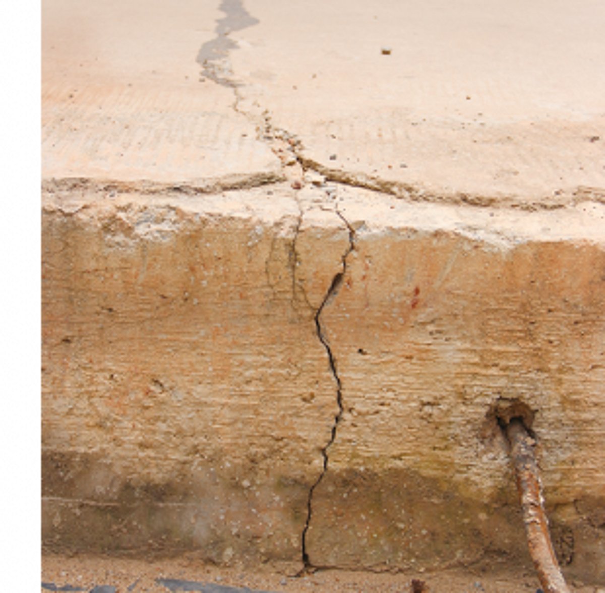 Cracks surface on Miramar-Dona Paula concrete road