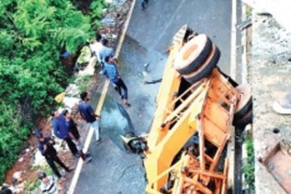 Crane falls 7-metres from  Farmagudi-Dhavlim flyover