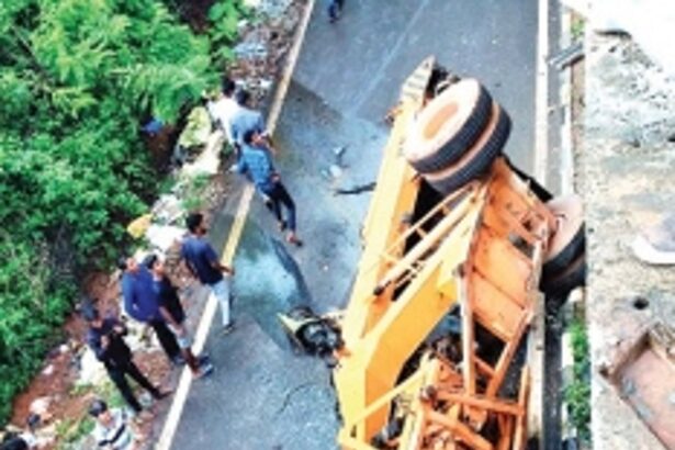 Crane falls 7-metres from  Farmagudi-Dhavlim flyover