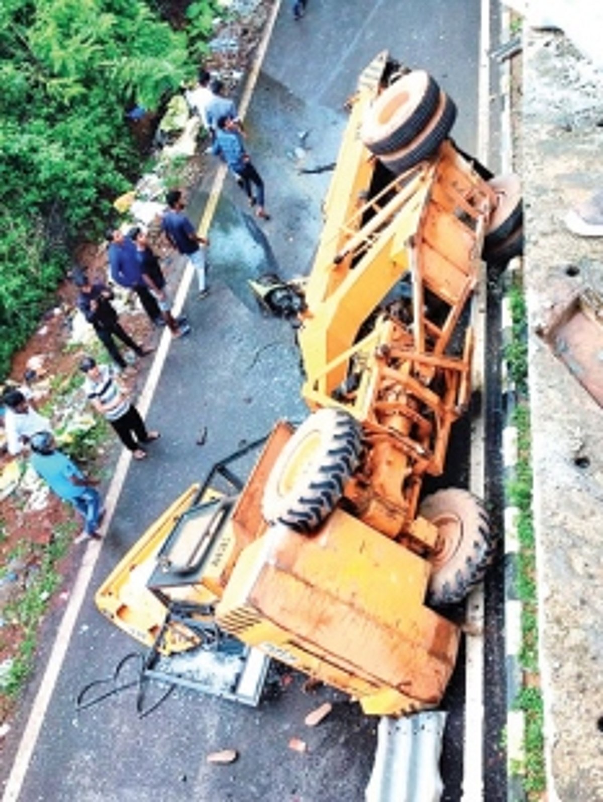 Crane falls 7-metres from  Farmagudi-Dhavlim flyover