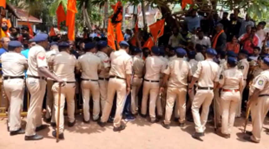 Crowd protests Calangute P'yat's ultimatum to remove Shivaji statue