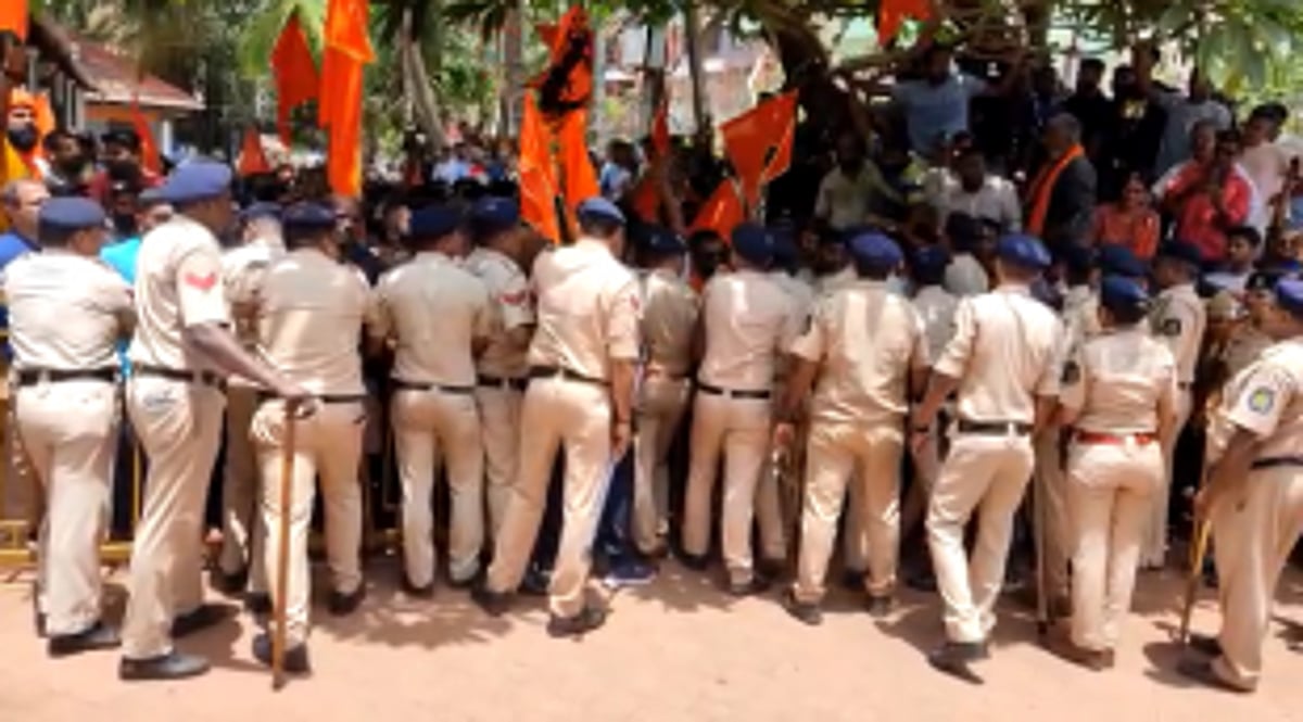 Crowd protests Calangute P'yat's ultimatum to remove Shivaji statue