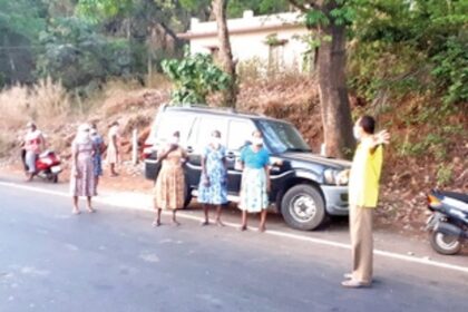Crowds collecting clams stopped by Chicalim Biodiversity panel