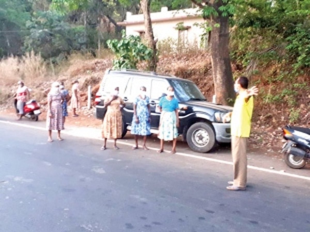 Crowds collecting clams stopped by Chicalim Biodiversity panel