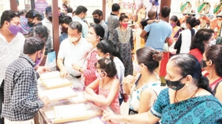 Crowds throng in market for Dhanteras shopping despite price rise