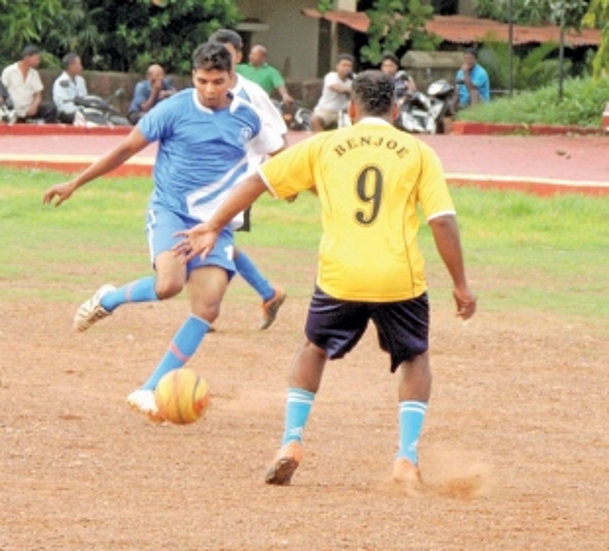 Cumborda down Paldem, move into quarter-finals