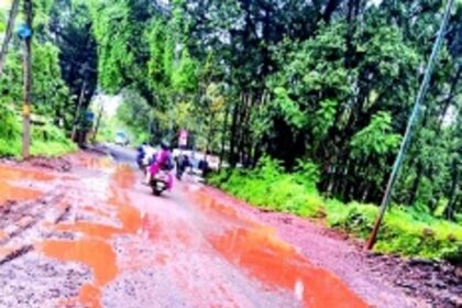 Cuncolim locals aghast as dug-up road turns accident hub, demand action against negligent contractor
