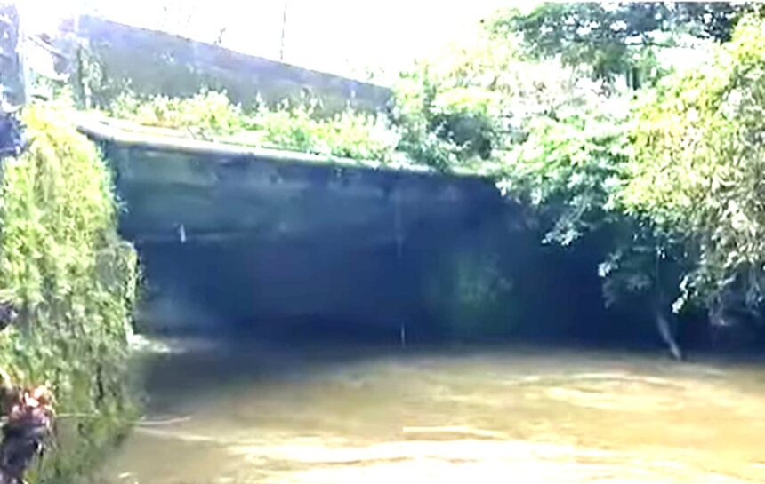 Cuncolim locals fear collapse of culvert at Uskiniband 1 Cuncolim locals fear collapse
of culvert at Uskiniband