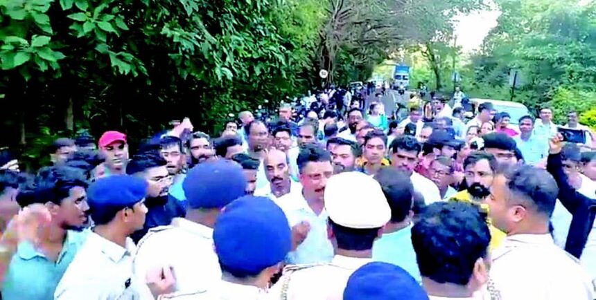Cuncolim schoolyard brawl: Mob marches to police station, demands arrest of principal, teacher 1 Cuncolim schoolyard brawl: Mob marches to police station, demands arrest of principal, teacher