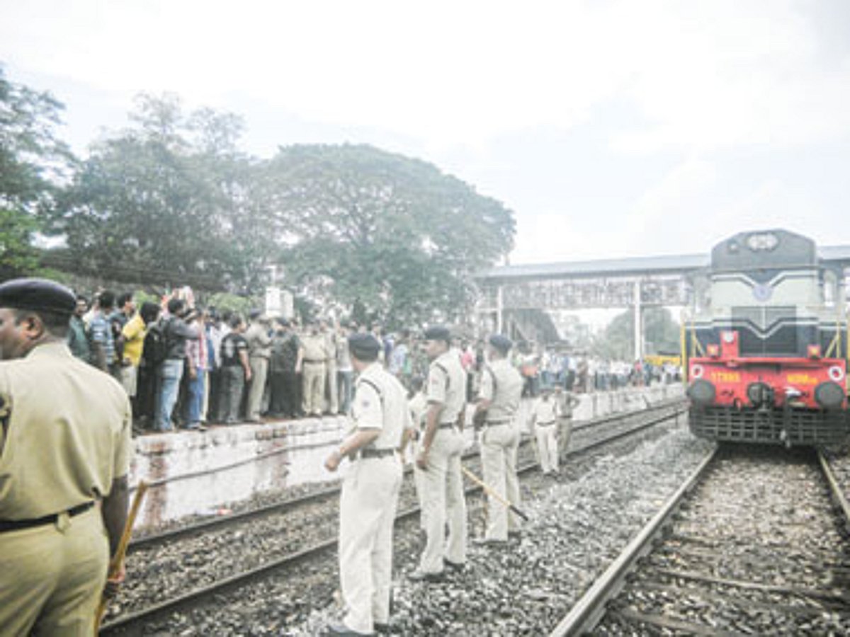 Curchorem MLA Nilesh Cabral along with the people on the railway platform