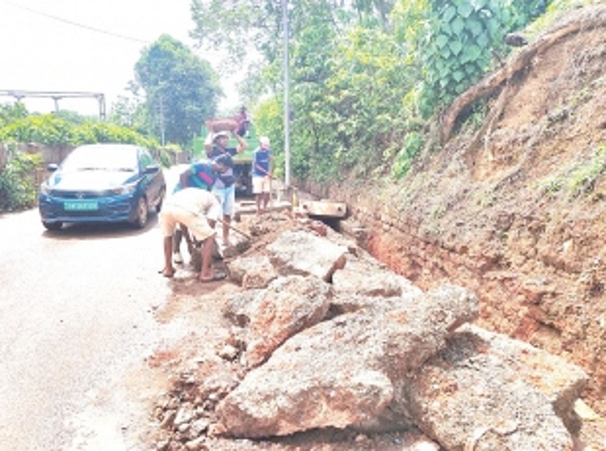 Curchorem civic body clears muck, concrete drain cover slabs after O Heraldo report