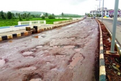 Curchorem road – is it under a meteor attack?