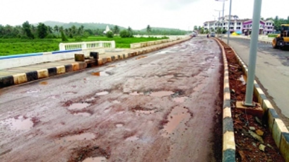 Curchorem road – is it under a meteor attack?