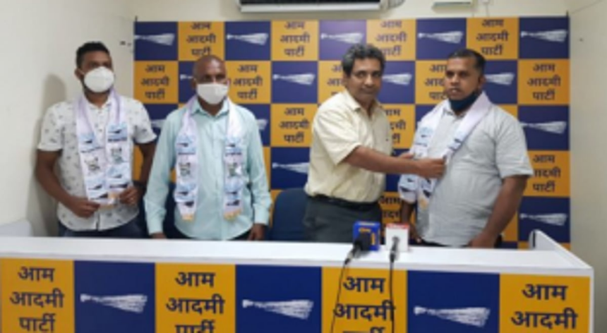 Curdi sarpanch joins AAP