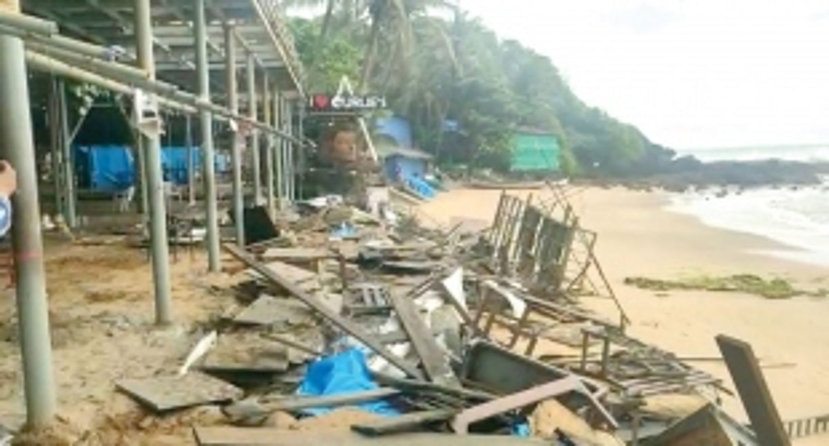 Curlies demolition continues  under police protection