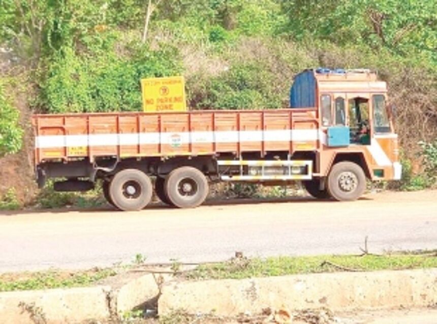 Curti-Khandepar locals demand to stop parking on highway 1 Curti-Khandepar locals demand to stop parking on highway