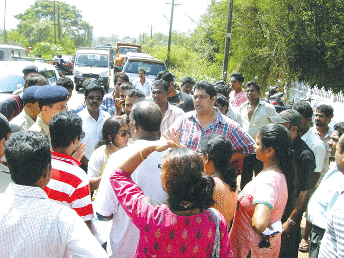 Curtorim MLA Reginaldo Lourenco along with residents of Raia in discussion with the police after the villagers stopped mud transportation from Sonsodo. 1 Curtorim MLA Reginaldo Lourenco along with residents of Raia in discussion with the police after the villagers stopped mud transportation from Sonsodo.