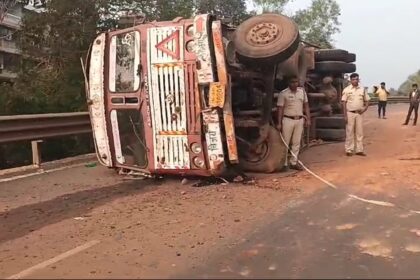 DANGEROUS DHAVALI HIGHWAY – Truck falls on side