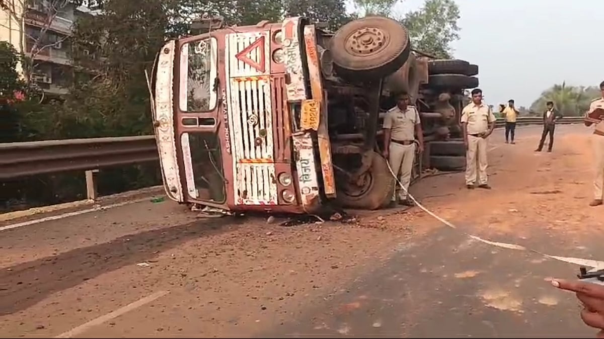 DANGEROUS DHAVALI HIGHWAY – Truck falls on side