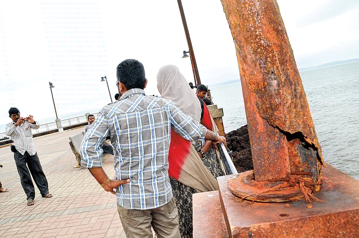 DANGEROUS POSE! Tourist click photographs near a corroded lamp post which stands precariously at Dona Paula jetty