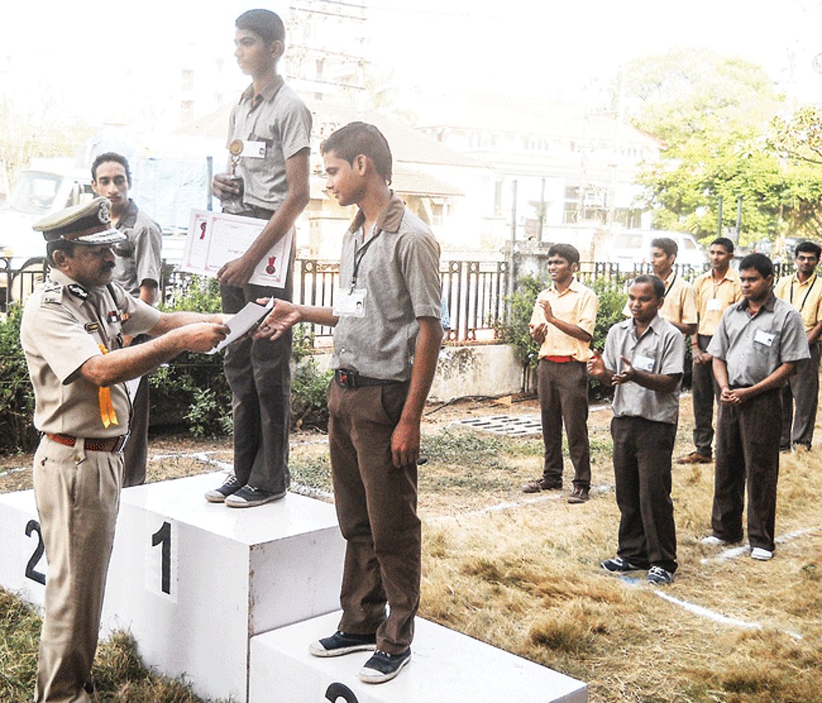 DGP T N Mohan gives away the prizes to the students of the higher secondary of Sanjay School at Porvorim.