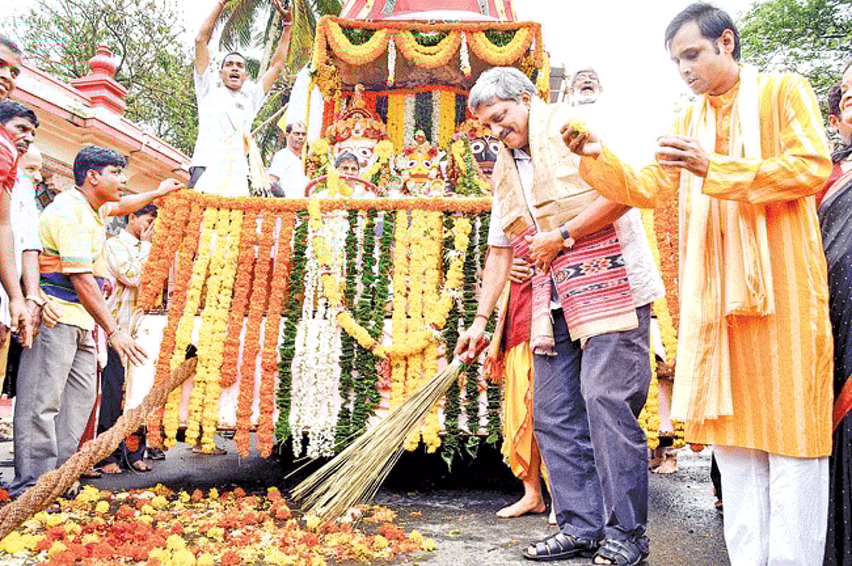 DIVINE SOJOURN: Chief Minister Manohar Parrikar inaugurates the rath yatra of Lord Jagannath from Miramar to the city on Wednesday.