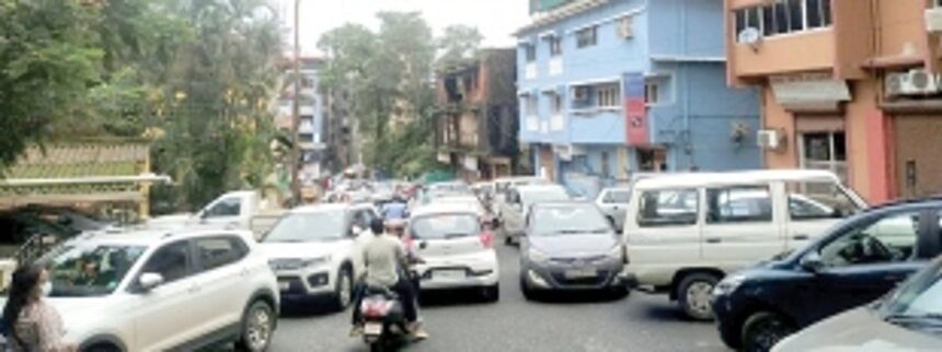 DOUBLE PARKING IN MARGAO: Senseless citizens or ineffective traffic management?