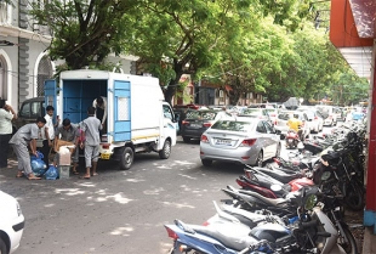 DOUBLE TROUBLE: WHEN THEY CAN’T PARK, THEY BLOCK
