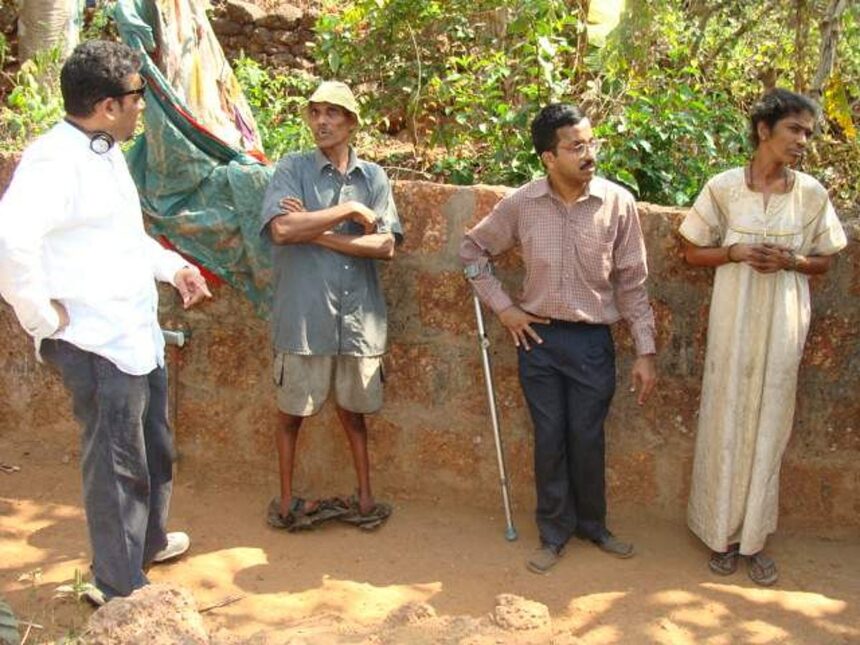 DRAG President Avelino D'sa (second right) and secretary Victor Fernandes (ectreme left) along with Bhima Naik and Raksha Naik.