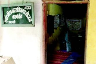 Damp classroom floor forces Dharbandora  anganwadi students to boycott classes