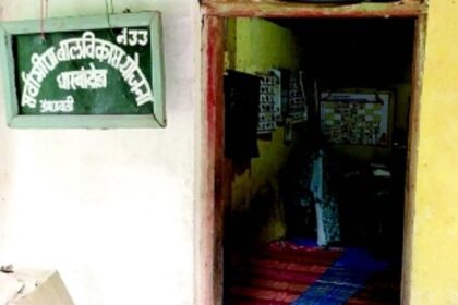 Damp classroom floor forces Dharbandora  anganwadi students to boycott classes