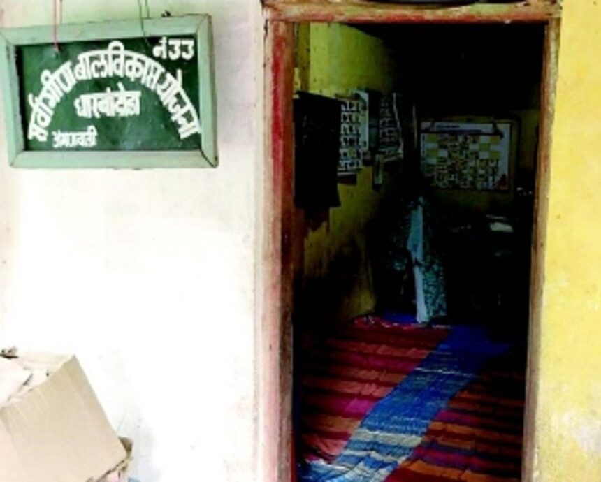 Damp classroom floor forces Dharbandora  anganwadi students to boycott classes