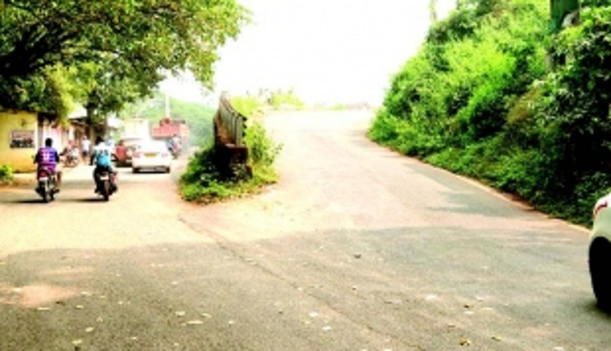Danger of accidents loom at Naibag-Poroscodem junction