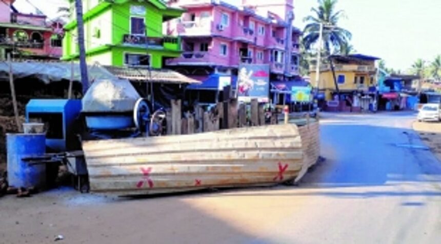 Dangerous construction practice at Colva  Beach junction