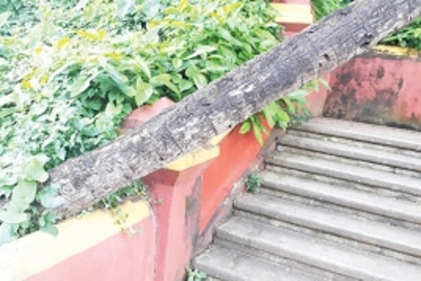 Dangerous spot on the steps leading to Hight Court