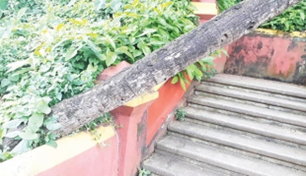 Dangerous spot on the steps leading to Hight Court