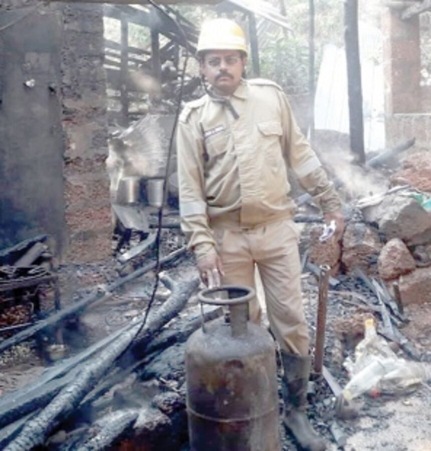 Daring act of firemen saves house