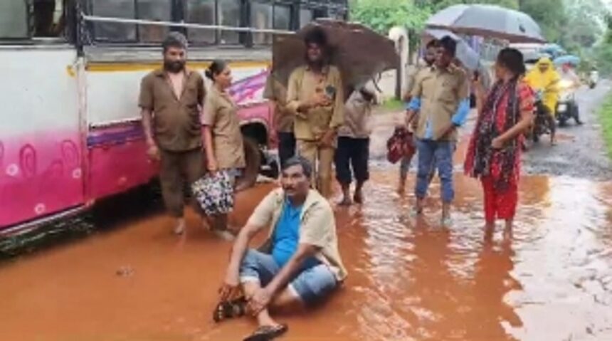 Daring bus owner sits in a pothole to protest against bad roads in Assagao 1 Daring bus owner sits in a pothole to protest against bad roads in Assagao