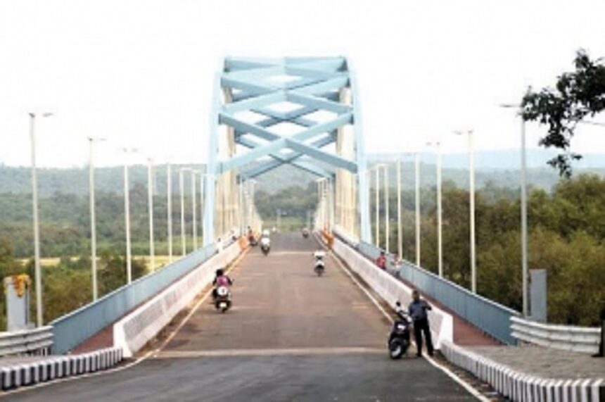 Darkness turns Calvim Bridge into den
