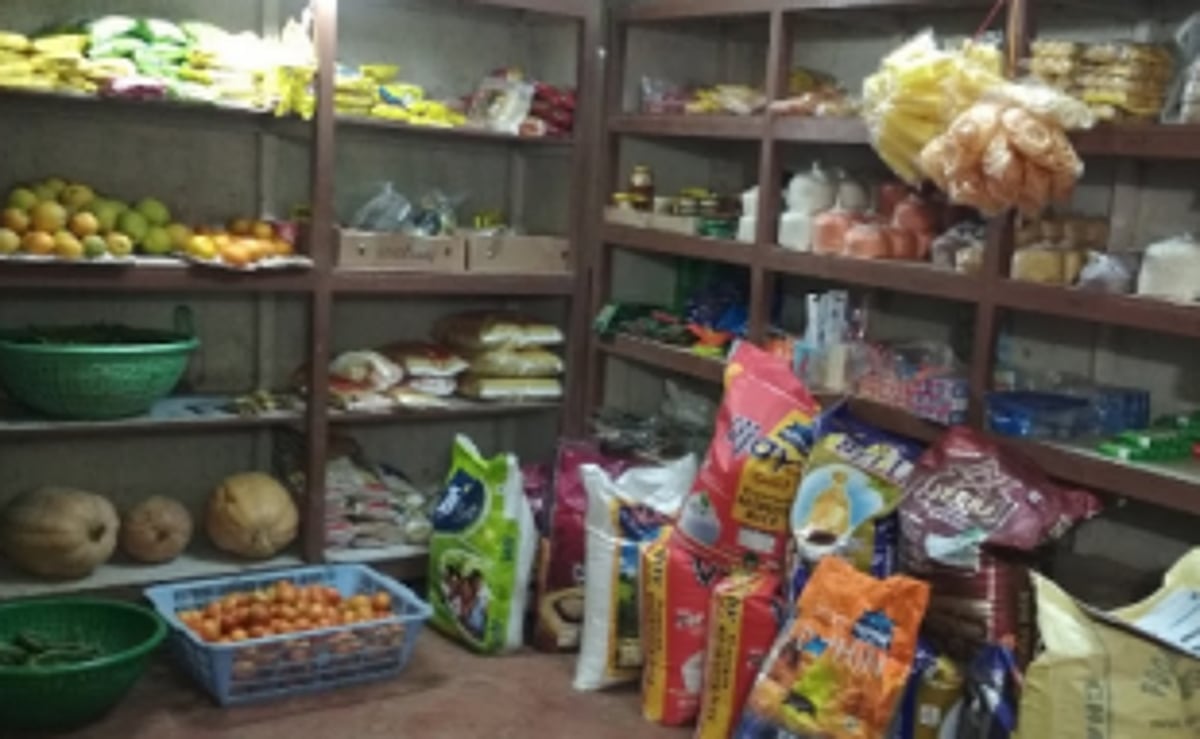 Davorilm locals for action   against fair price   shop owner
