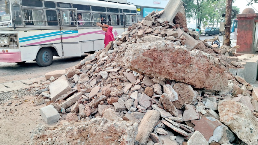 Debris Left Behind After Road Repairs in Panjim Causes Traffic and Pedestrian Trouble 1 Debris Left Behind After Road Repairs in Panjim Causes Traffic and Pedestrian Trouble