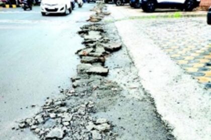 Debris near Comba railway crossing needs clearing