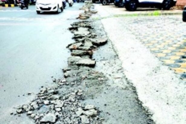 Debris near Comba railway crossing needs clearing