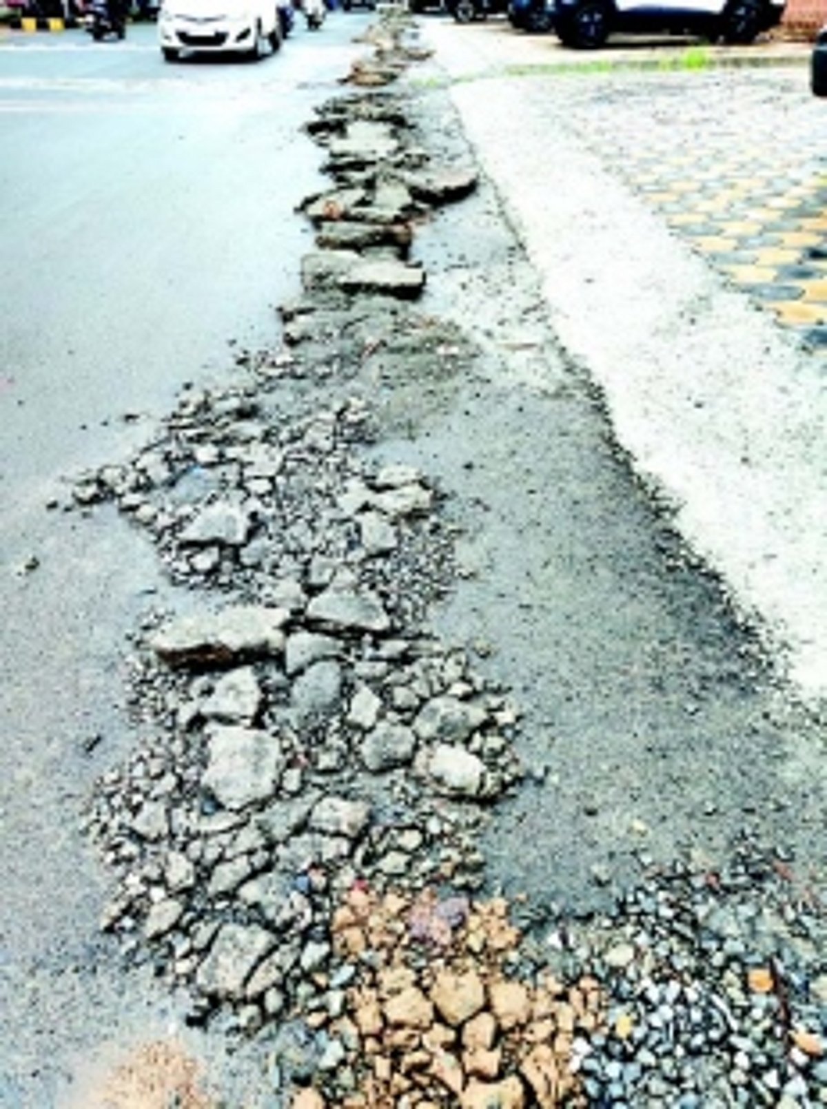 Debris near Comba railway crossing needs clearing